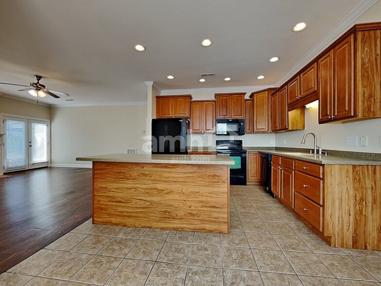 Building Photo - 10900 Aspen Grove Way