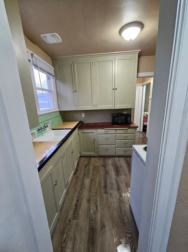 Building Photo - Downtown Unit, renovated, spacious, close to the base, ferry, and shopping