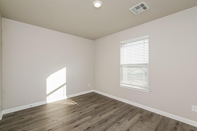 Building Photo - 1600 Maroon Dr