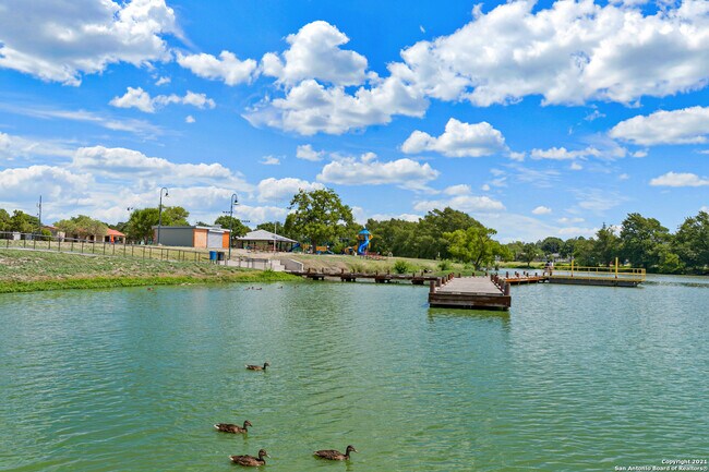 Building Photo - 3323 W Woodlawn Ave