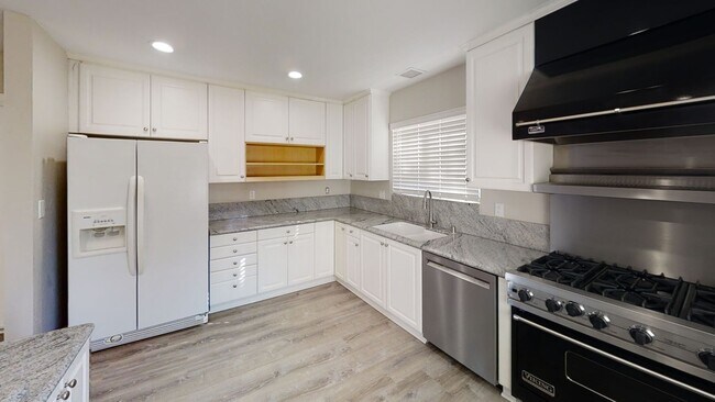 Building Photo - Newly Remodeled 4BD/2BA