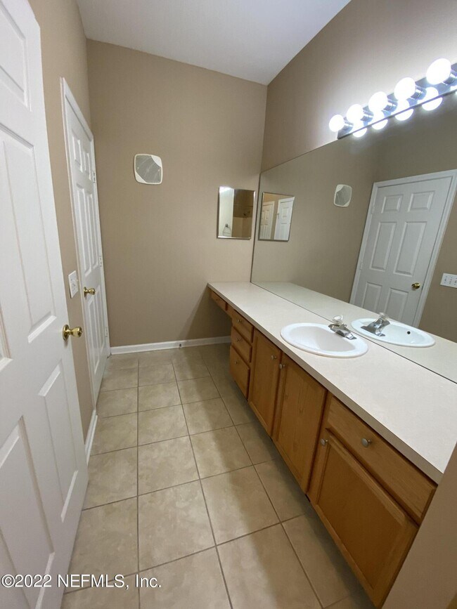 Building Photo - 7990 Baymeadows Rd