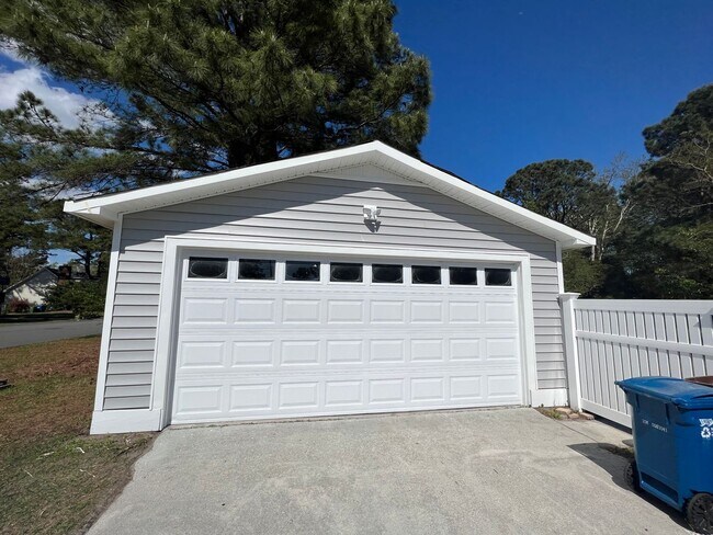 Building Photo - Remodeled 3 bedroom/2 bathroom home with d...