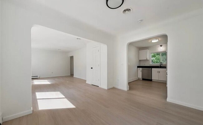 Building Photo - Beautiful 3 Bedroom Mentor Home