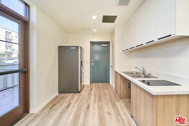 Building Photo - 951 S Wilton Pl