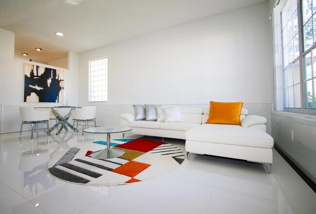 Building Photo - 661 Lake Wellington Dr