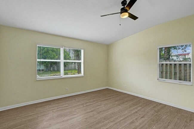 Building Photo - 1205 S Lake Dr