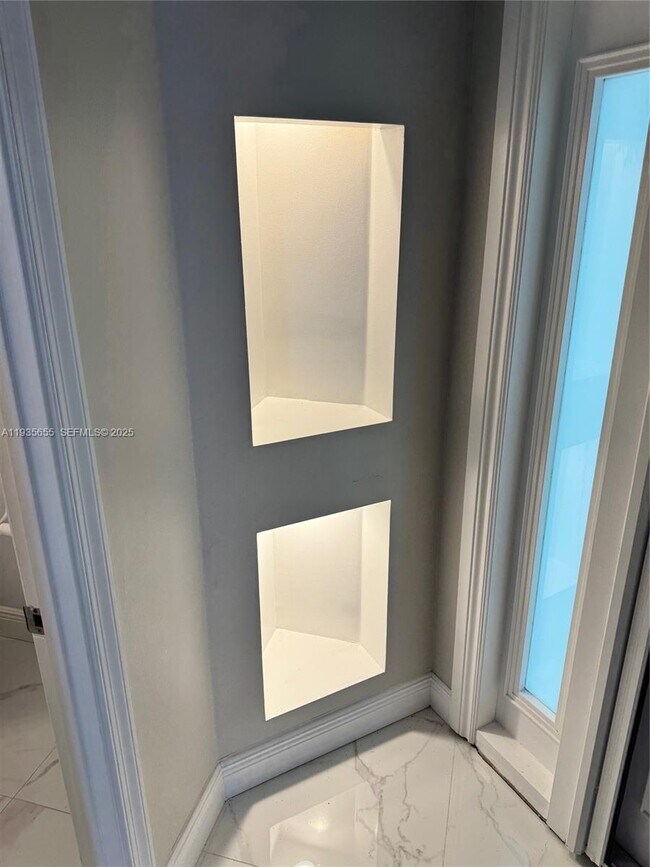 Building Photo - 652 W Palm Aire Dr