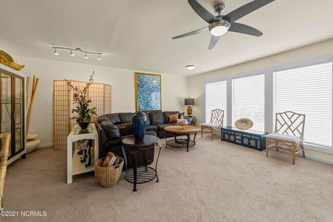 Building Photo - **Light-Filled Condo with Designer Finishes ? |