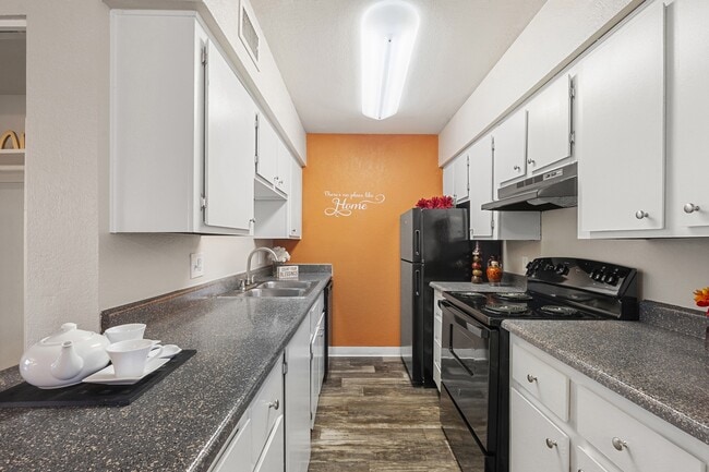 Building Photo - Villa Toscana