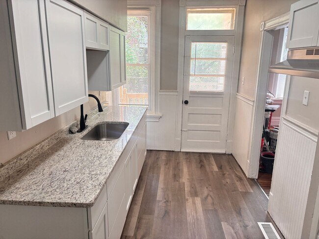 Building Photo - 4 Bedroom, 2 Full Baths Harrisburg House for Rent