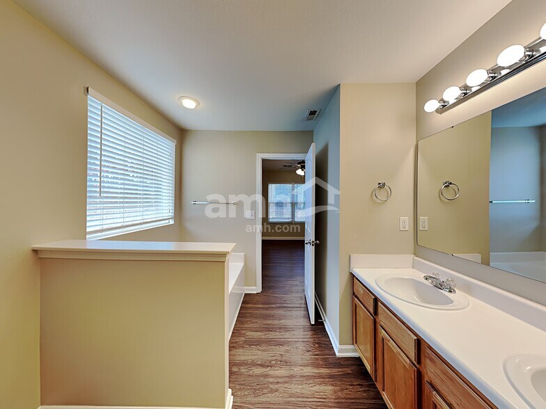 Building Photo - 7033 Sunman Rd
