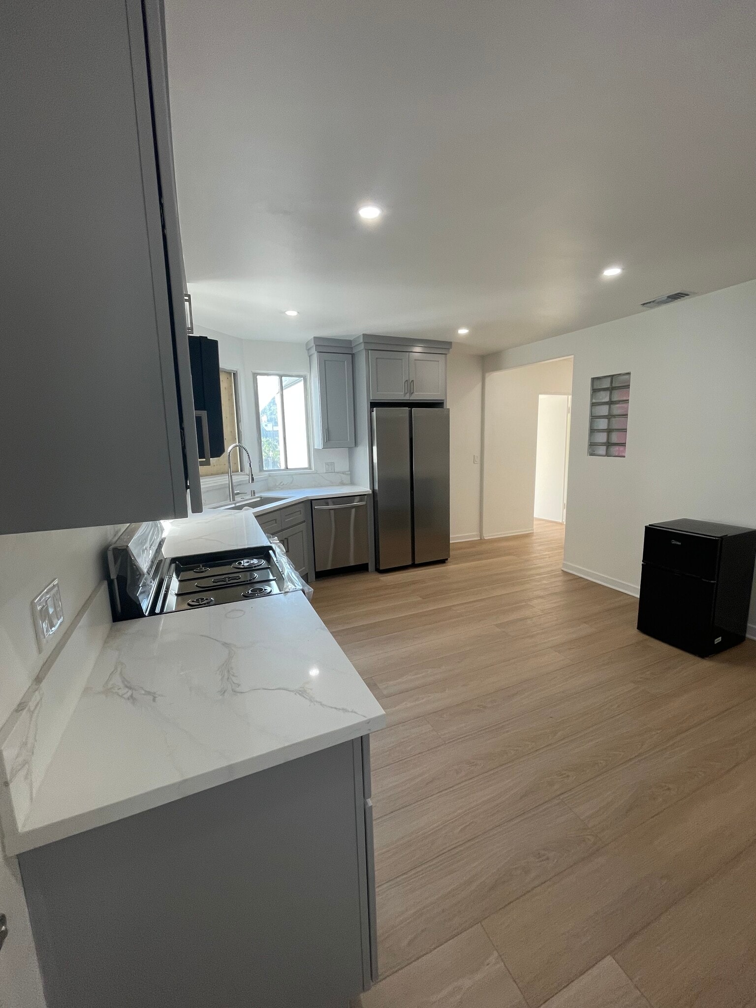 Building Photo - 3043 Hollycrest Dr