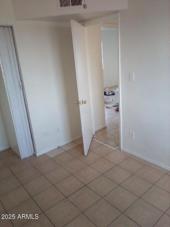 Primary Photo - 1321 W Vogel Ave
