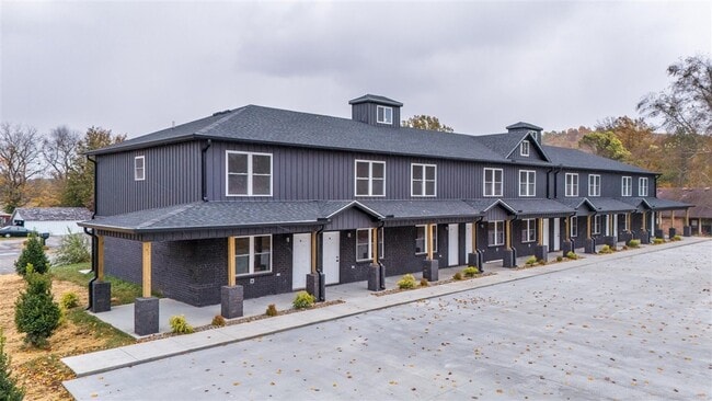 Building Photo - 913 W 9th St