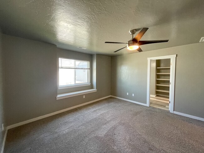 Building Photo - 2592 E Blackstone Dr