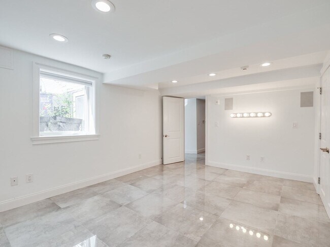 Building Photo - 390 Medford St