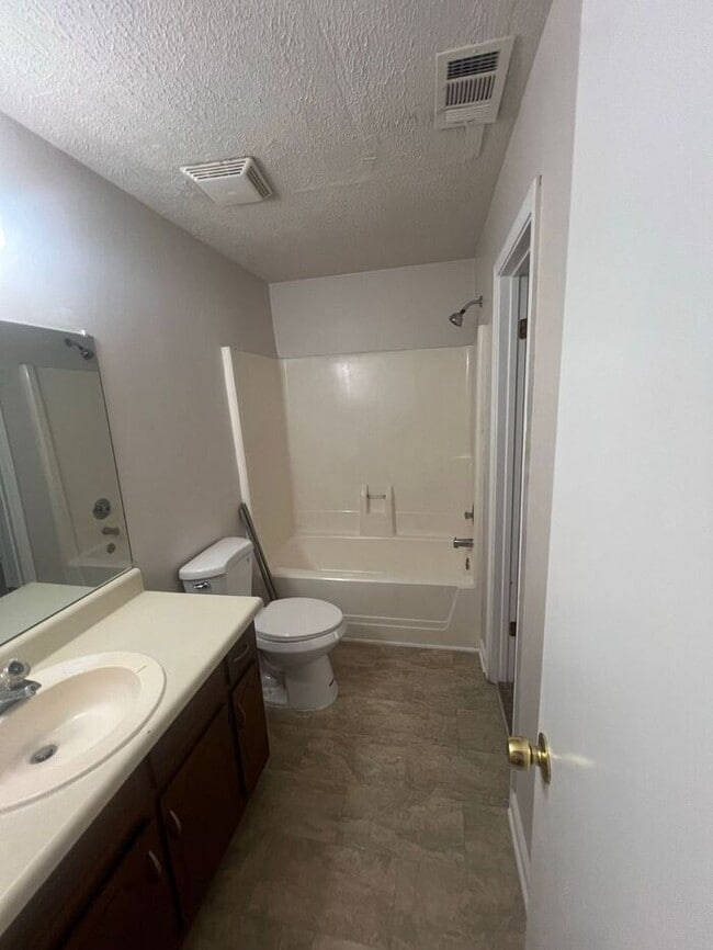 Building Photo - Beautiful 2 bedroom 2 bathroom ranch duplex Now Ready!