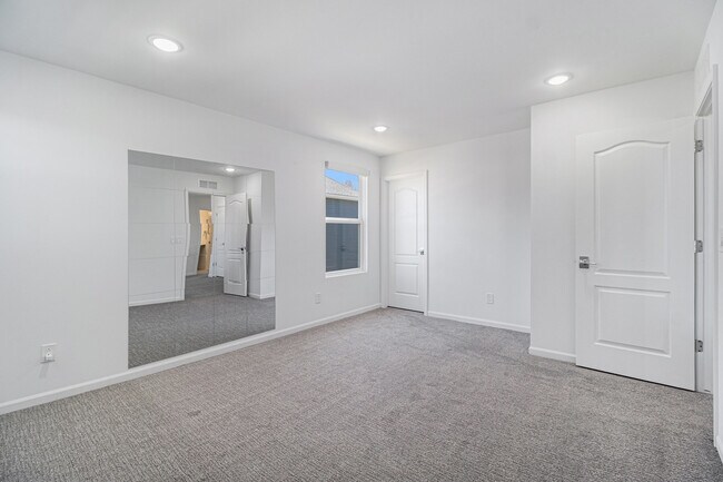Building Photo - 2675 Ironton Dr