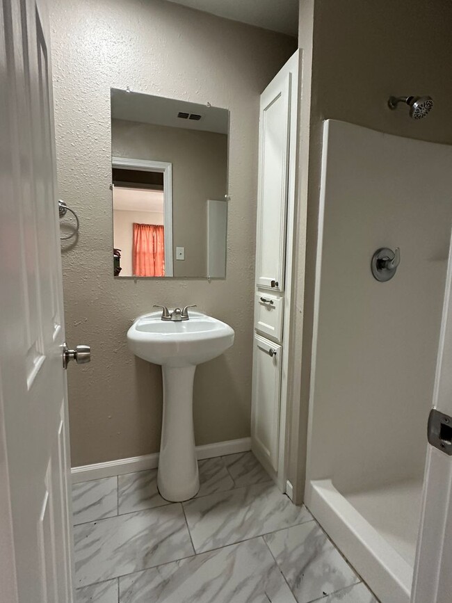 Building Photo - 3 Bedroom 2 Bath House