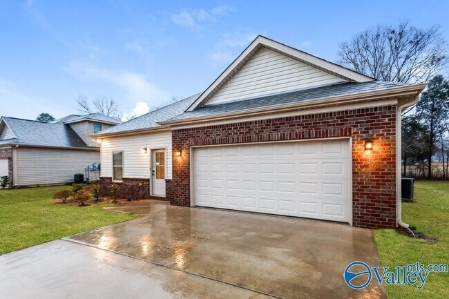 Building Photo - 611 White Oak Cir