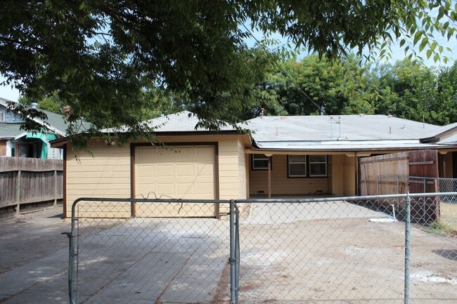 Building Photo - Recently Updated 2 Bedroom Duplex!!!