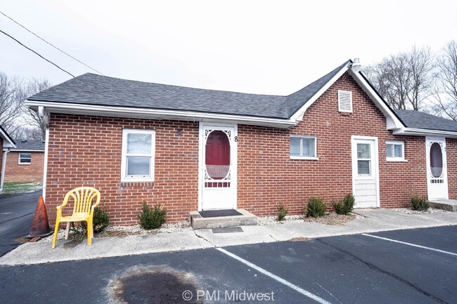 Building Photo - "Cozy 1-Bedroom Gem in Greenfield – Perfec...