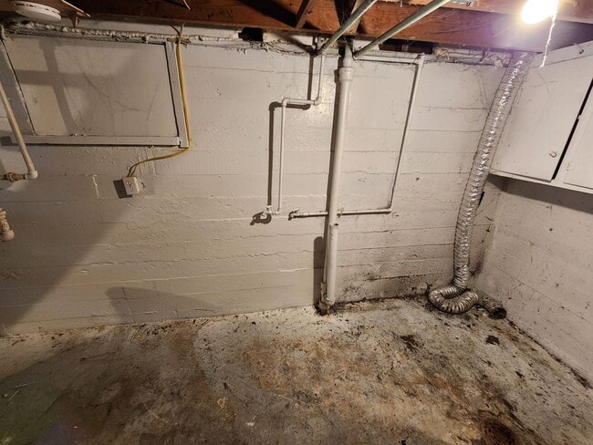 Building Photo - Spacious 3-Bedroom, 1-Bathroom Home AVAILABLE NOW!!