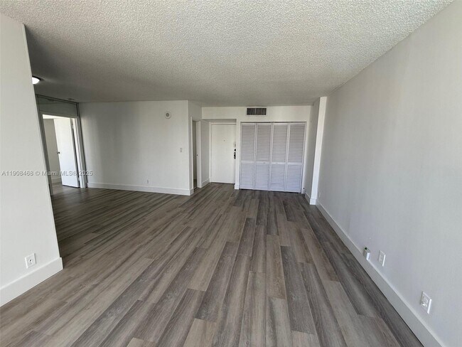 Building Photo - 16919 N Bay Rd