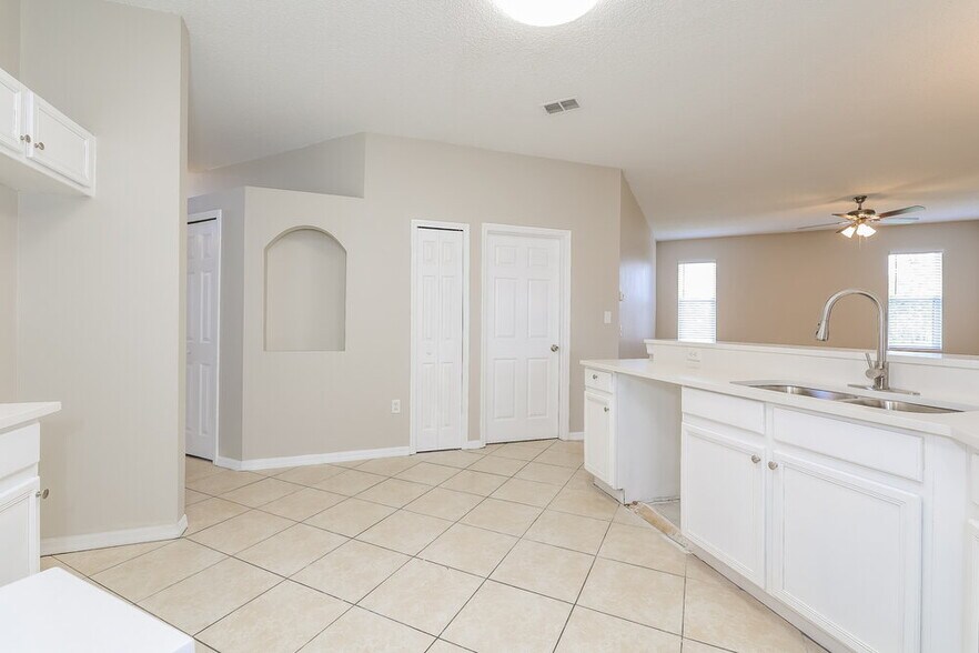 Building Photo - 565 Viceroy Ct