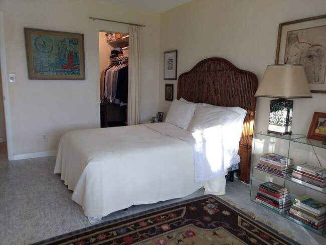 Building Photo - 2615 Garden Dr N