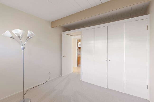 Building Photo - Stunning Mid-Century Modern 4 BR 3 BA with Bonus Room and Office