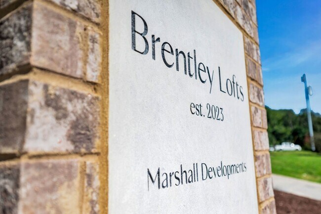 Building Photo - Beautiful 2BR/2BA top-floor end unit!