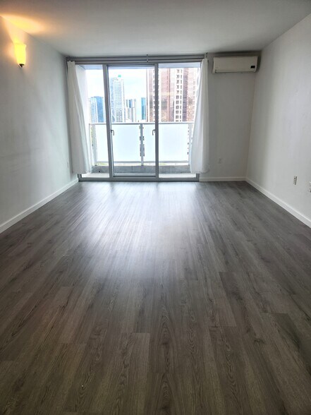 Bright and airy living room - 801 South St