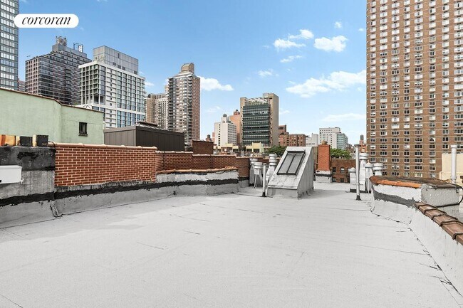 Building Photo - 343 E 92nd St