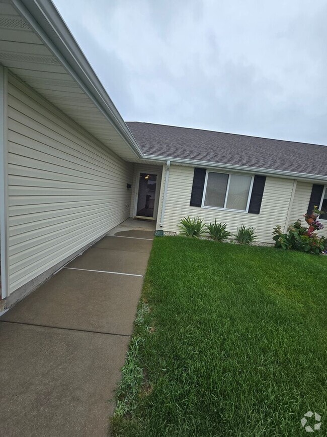 Building Photo - For Rent: 2 Bed / 2 Bath with 2-Car Garage...