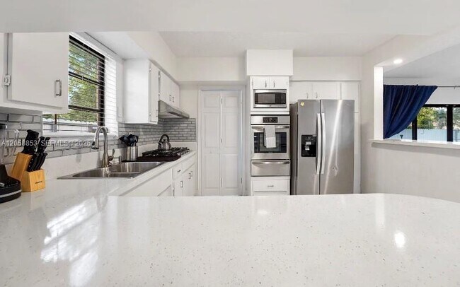 Building Photo - 941 NW 180th Terrace