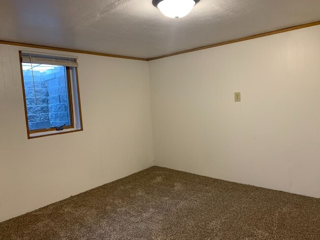 Building Photo - 5 Bedroom Across from NDSU!!
