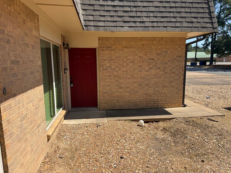 Building Photo - 2907 Greenhills Dr