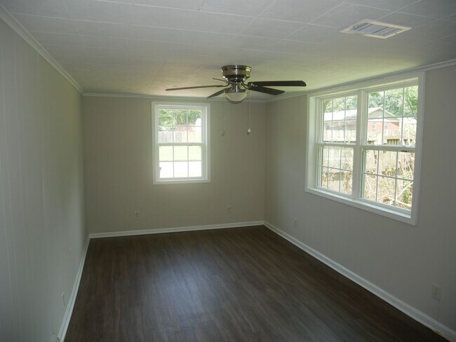 Building Photo - 2011 Coral Hills Dr