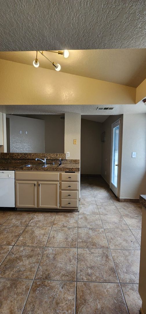Building Photo - Charming Single Family Home!
