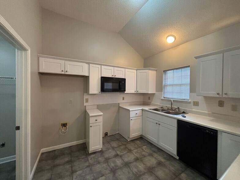 Building Photo - 3895 Oak Branch Cir E