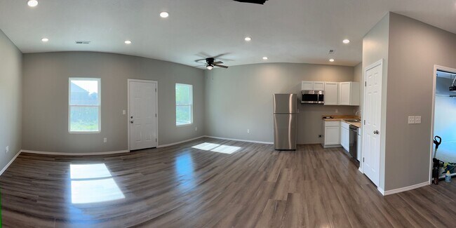 Building Photo - 586 N Airport Rd