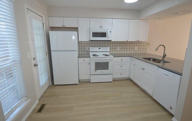Building Photo - 2 Bed 1.5 Bath Townhome Warr Acres/Bethany