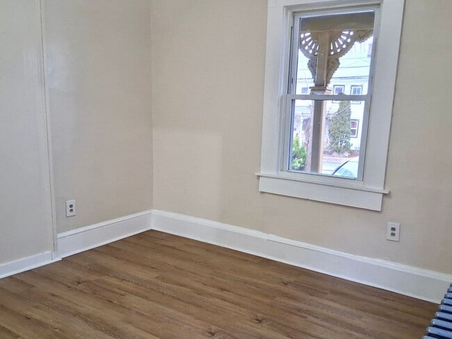 Building Photo - 325 N Laurel St