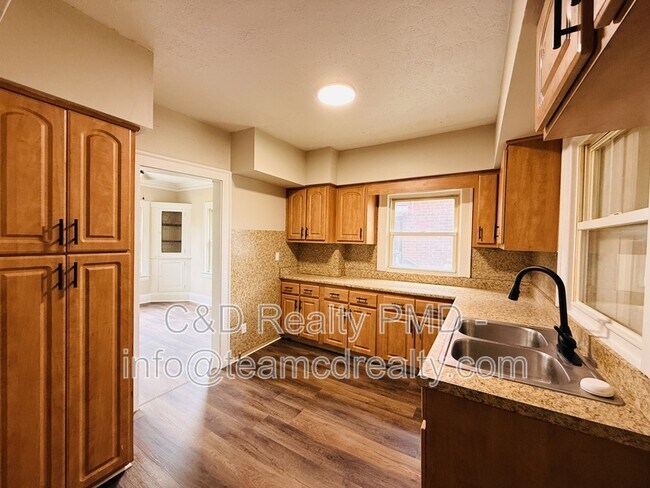 Building Photo - 16105 Walden Ave