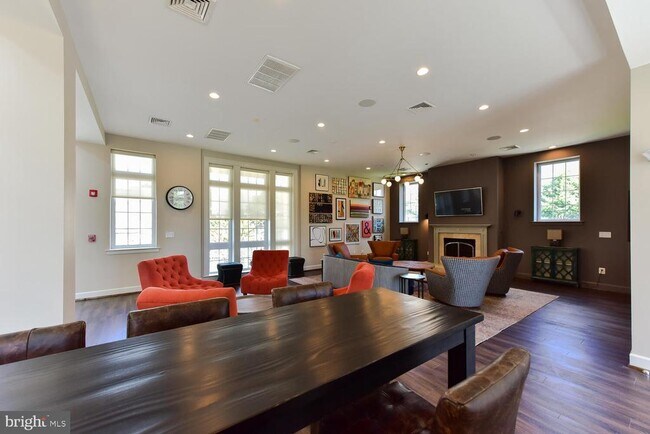 Building Photo - 4113 S Four Mile Run Dr