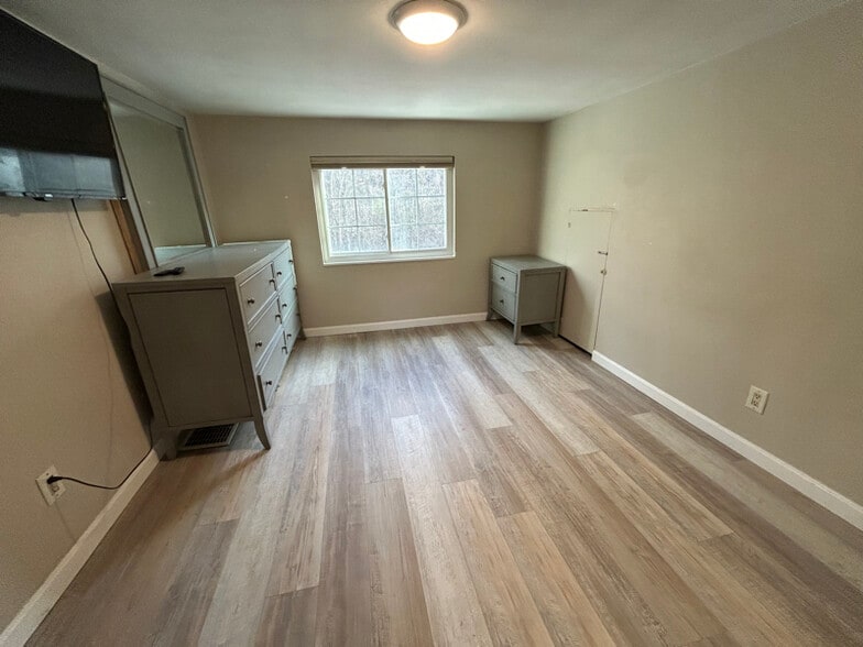 Building Photo - 78 Southview Rd