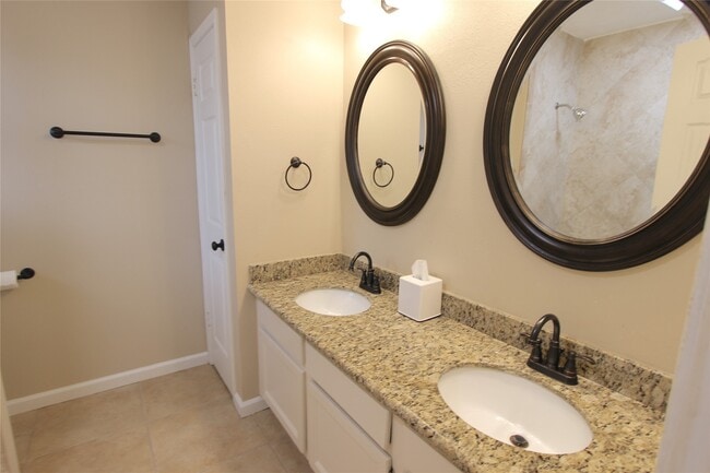 Building Photo - 2731 Colony Dr