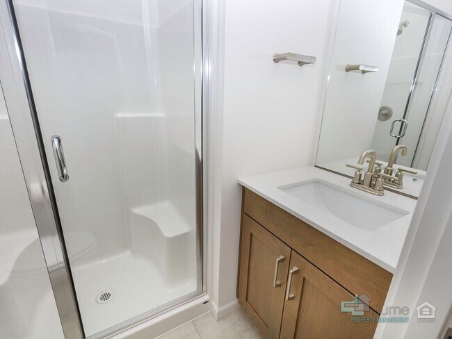 Building Photo - Charming 2-Bedroom, 2.5-Bathroom Home in Hillsboro